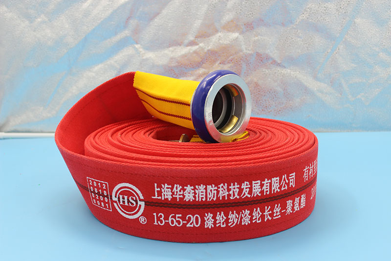1．水帶鋪設(shè)：鋪設(shè)水帶時，要避開尖銳物體和各種油類，向高處鋪設(shè)水帶時，要利用水帶掛鉤，通過交通要道鋪設(shè)水帶時，應(yīng)墊上水帶護橋，通過鐵路時，水帶應(yīng)從軌道下面通過，避免水帶被車輪碾壞而間斷供水。2．水帶的使用：使用消防